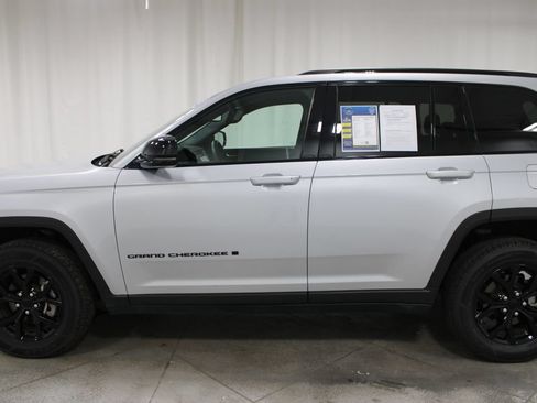 Used 2024 Jeep Grand Cherokee Altitude AWD/4WD image 6
