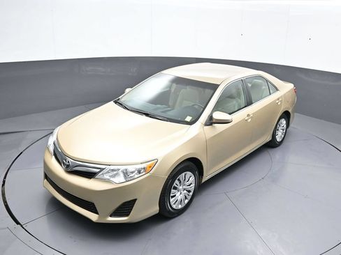 Used 2012 Toyota Camry LE FWD image 32