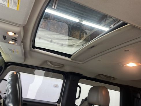Used 2005 HUMMER H2 SUT w/ Preferred Equipment Group AWD/4WD image 11
