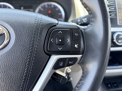 Used 2019 Toyota Highlander Plus FWD image 9