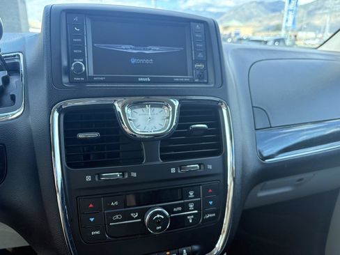 Used 2014 Chrysler Town & Country Touring FWD image 15