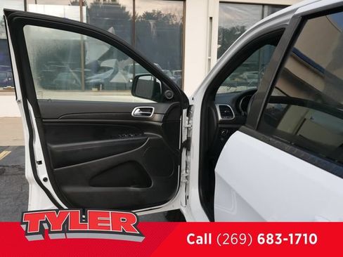 Used 2018 Jeep Grand Cherokee Altitude AWD/4WD image 18