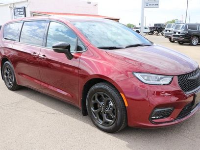 New 2023 Chrysler Pacifica Limited w/ Uconnect Theater Family Group