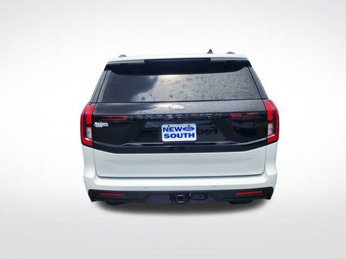 Used 2025 Ford Expedition Platinum w/ Driver's Package AWD/4WD image 4
