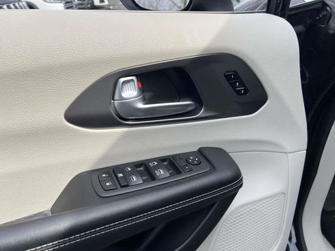 Used 2023 Chrysler Pacifica Touring-L image 20