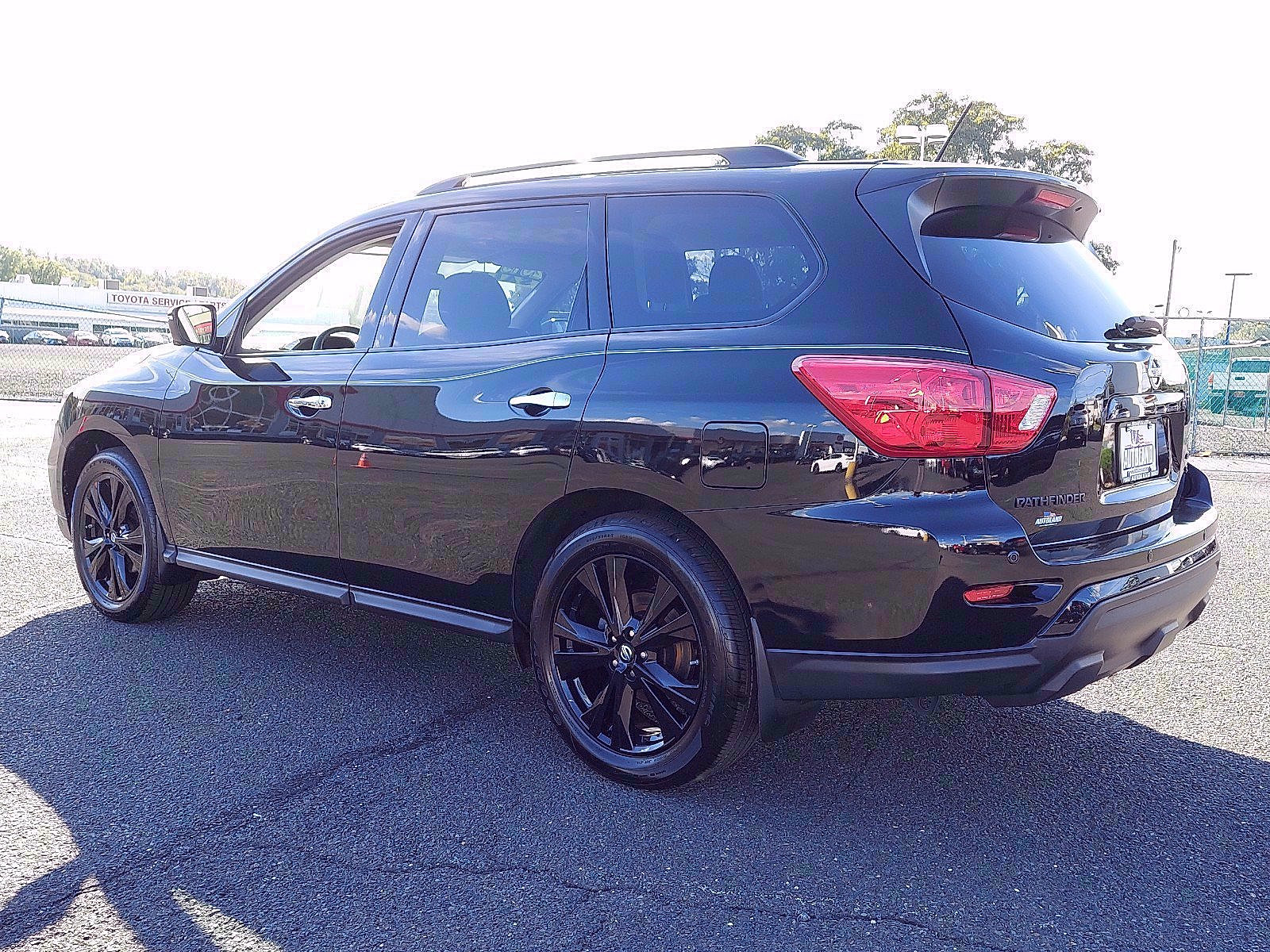 Used 2018 Nissan Pathfinder SL w/ Midnight Edition Package AWD/4WD image 4