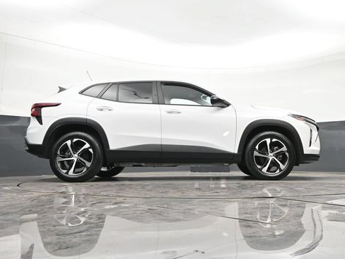 Used 2024 Chevrolet Trax RS FWD image 29