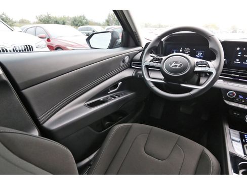 Certified 2025 Hyundai Elantra SEL image 10