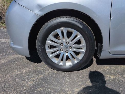Used 2013 Toyota Sienna XLE FWD image 28