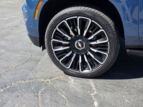 Certified 2025 Chevrolet Suburban High Country AWD/4WD image 5