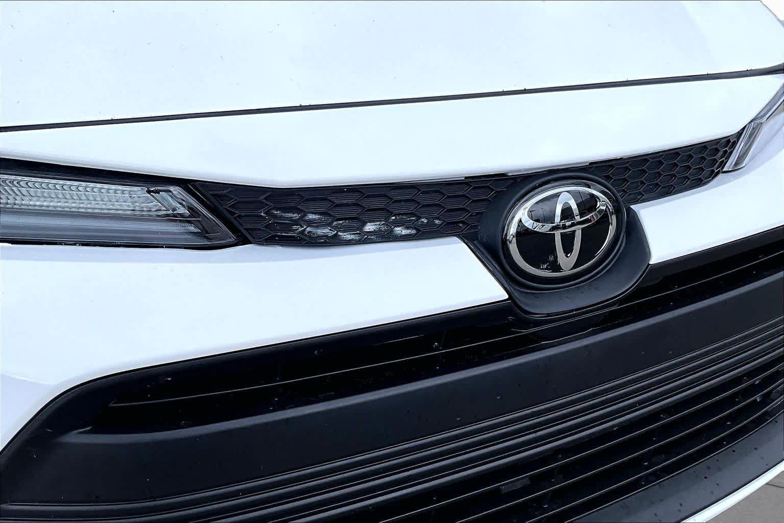 Used 2025 Toyota Corolla LE FWD image 30