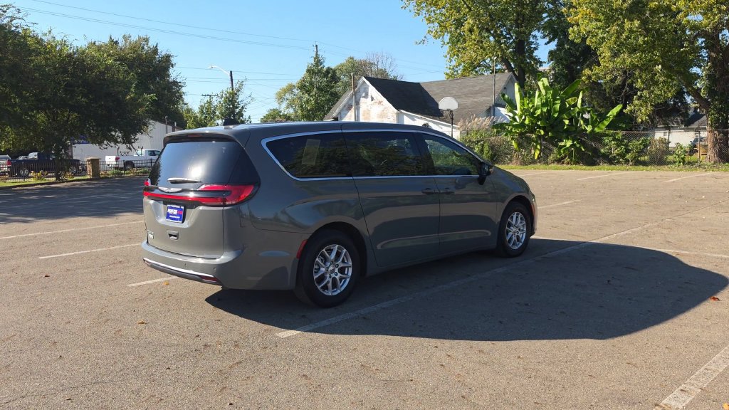 Used 2025 Chrysler Pacifica Select FWD image 8