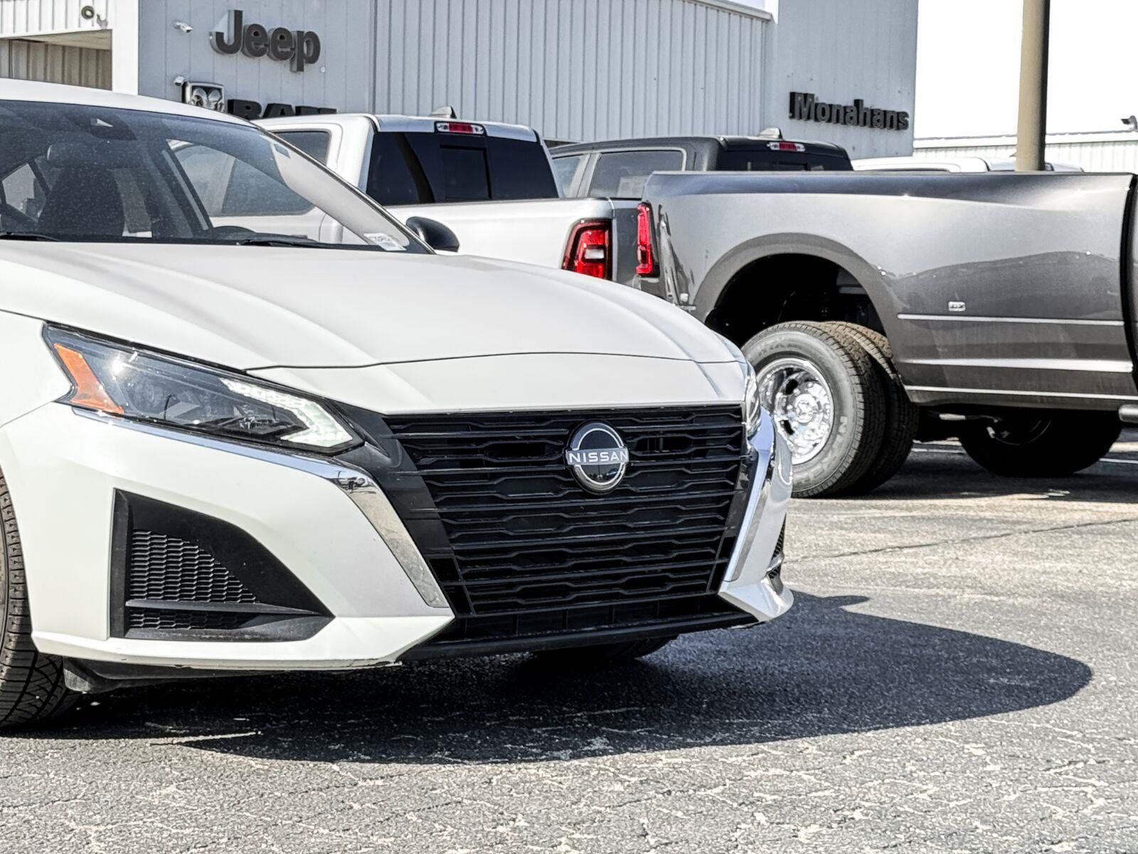 Used 2024 Nissan Altima 2.5 SV FWD image 7