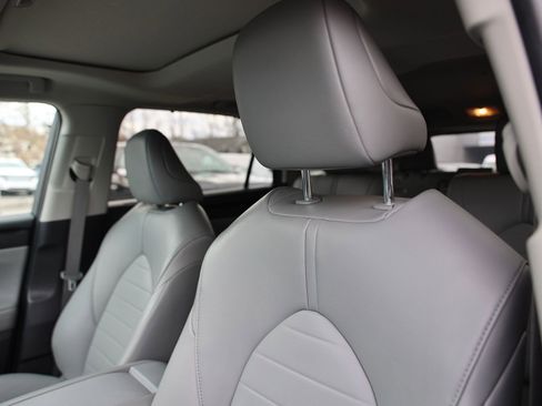 Used 2023 Toyota Highlander XLE AWD/4WD image 19
