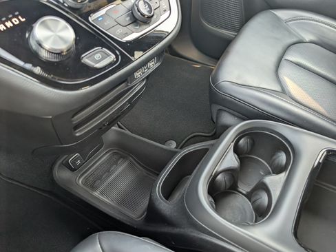 Used 2024 Chrysler Pacifica Limited FWD image 27
