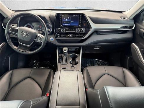 Used 2022 Toyota Highlander XLE FWD image 26