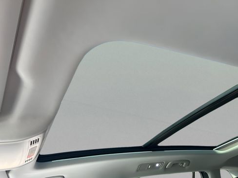Used 2023 Volkswagen Tiguan SE w/ Panoramic Sunroof Package FWD image 21