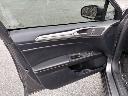 Used 2020 Ford Fusion SE image 12