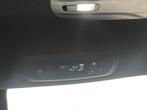Used 2025 Chrysler Pacifica Select image 42