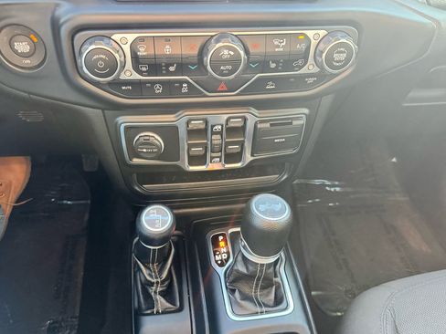 Used 2021 Jeep Wrangler Unlimited Sahara image 31