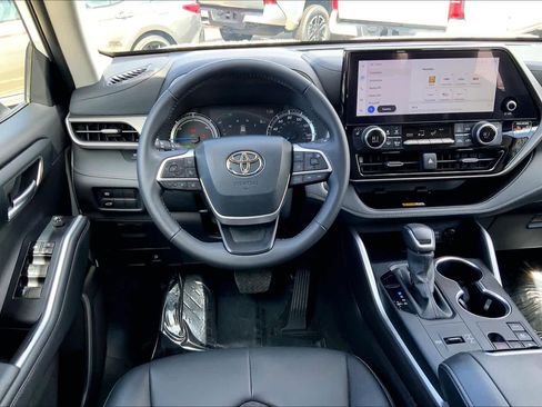 Used 2024 Toyota Highlander XLE image 6