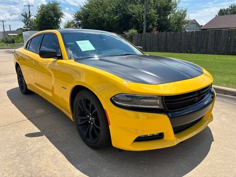 Used 2017 Dodge Charger R/T w/ Plus Group RWD image 3