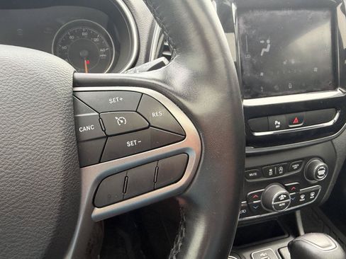 Used 2019 Jeep Cherokee Limited AWD/4WD image 13