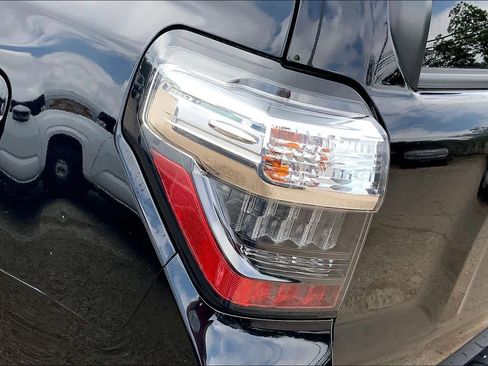 Used 2024 Toyota 4Runner SR5 AWD/4WD image 28