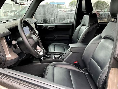 Certified 2025 Ford Bronco Outer Banks w/ Sasquatch Package AWD/4WD image 8