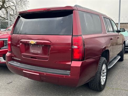 Used 2019 Chevrolet Suburban LT image 3