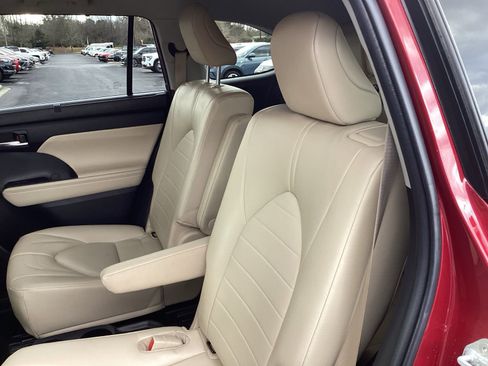 Used 2023 Toyota Highlander XLE image 14