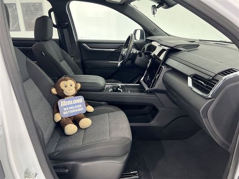 Used 2025 GMC Acadia Elevation image 24