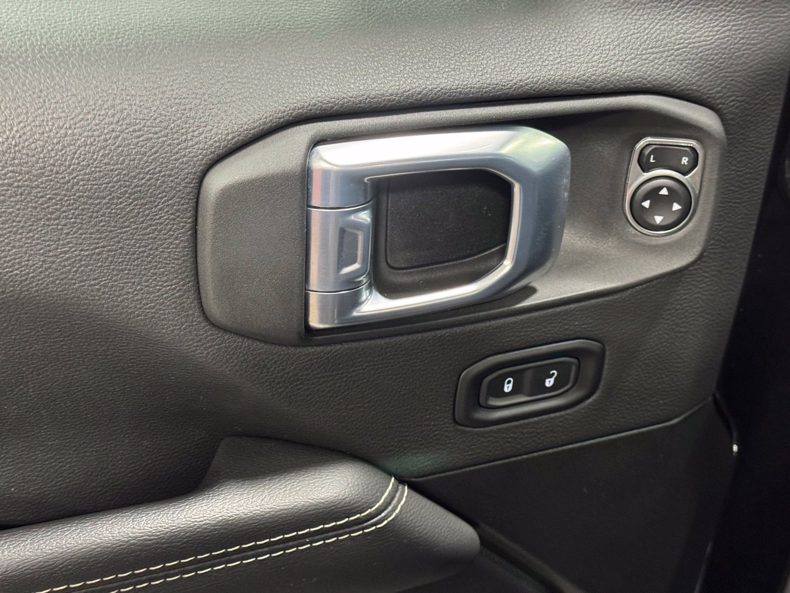 Used 2021 Jeep Wrangler Unlimited Sahara w/ Uconnect 4C Nav & Sound Group AWD/4WD image 15