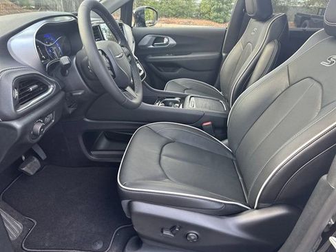 New 2026 Chrysler Pacifica Limited w/ S Appearance Package image 9