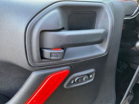 Used 2015 Jeep Wrangler Unlimited Rubicon image 16