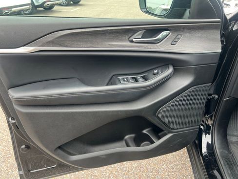 Used 2025 Jeep Grand Cherokee L Limited w/ Luxury Tech Group II image 16