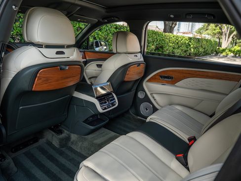 Used 2023 Bentley Bentayga Extended Wheelbase AWD/4WD image 12