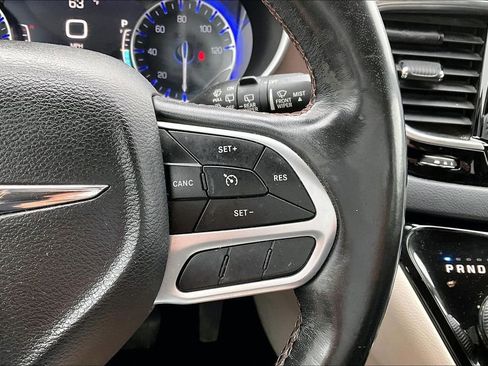 Used 2018 Chrysler Pacifica Touring-L Plus FWD image 13