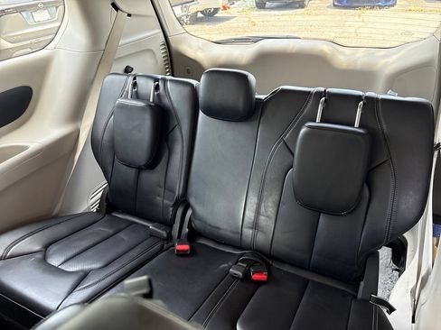 Used 2023 Chrysler Pacifica Touring-L FWD image 27