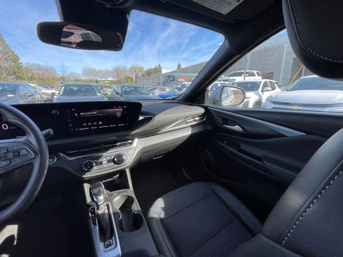 Used 2025 Buick Envista Preferred image 34