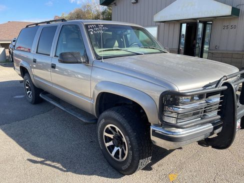 Used 1999 Chevrolet Suburban 2500 w/ Preferred Equipment Group 3 image 2