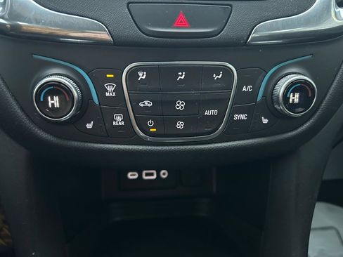 Used 2020 Chevrolet Equinox LT w/ Driver Convenience Package image 23