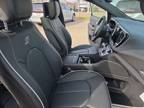 New 2026 Chrysler Pacifica Limited image 10