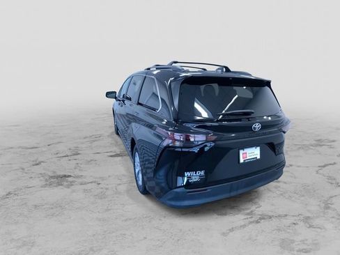 Used 2026 Toyota Sienna LE FWD image 8