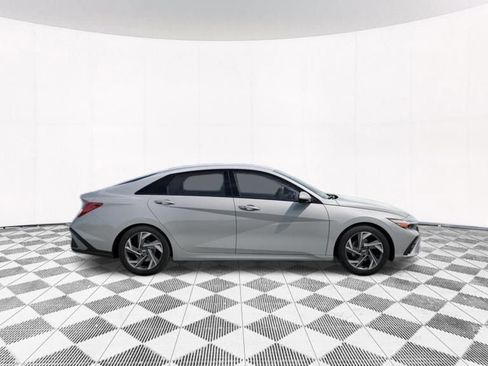 Used 2025 Hyundai Elantra SEL image 9