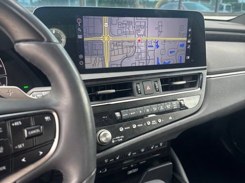 Used 2022 Lexus ES 350 Ultra Luxury w/ Accessory Package 2 FWD image 2