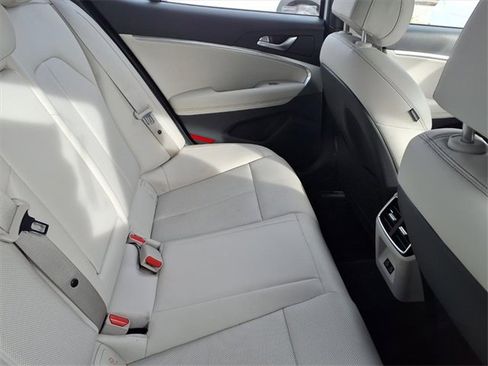 Used 2025 Genesis G70 2.5T image 9