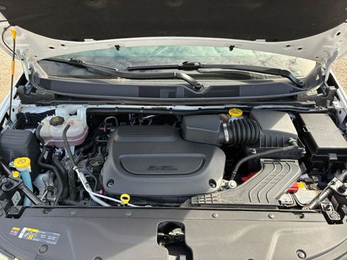 Used 2025 Chrysler Pacifica Limited image 32