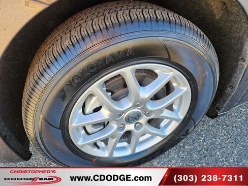 Used 2022 Chrysler Pacifica Touring-L image 9