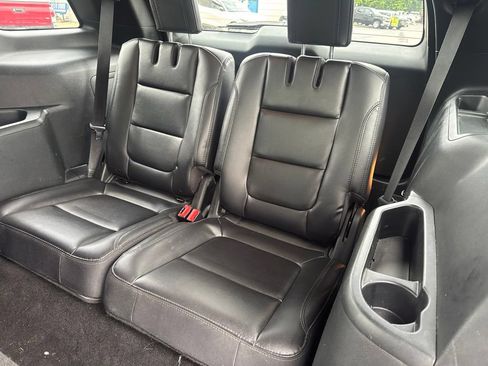 Used 2018 Ford Explorer XLT w/ Equipment Group 202A AWD/4WD image 32